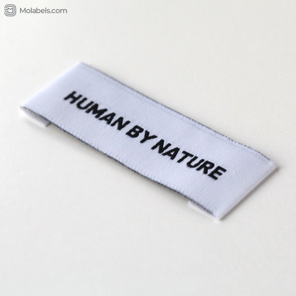 Embroidered white woven label folds with logo